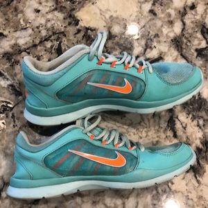 Women’s Nike tennis shoes